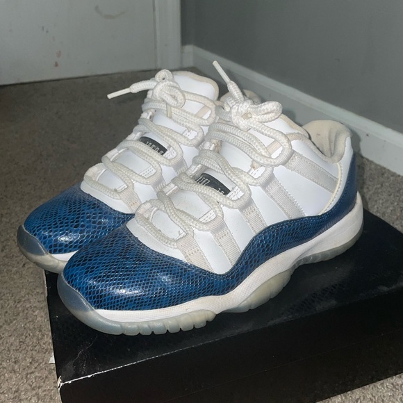 Air Jordan 11 Retro Low LE GS - Picture 4 of 8